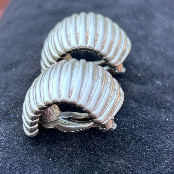 Givenchy Paris New York Earrings Ribbed Half Hoop Silver Tone Chunky Clip On Vtg - Picture 10 of 11